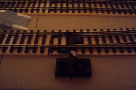 a teraz jej to prehodíme na druhú koľaj. Viem, že to nie je modelové, ale cítil som potrebu umiestniť na koľajisko aj niečo z vlastnej hlavy. Nepovažujem za umenie všetko nakupovať a len tak osádzať do koľajiska. Je to pekné ale míňa sa to samotnému názvu